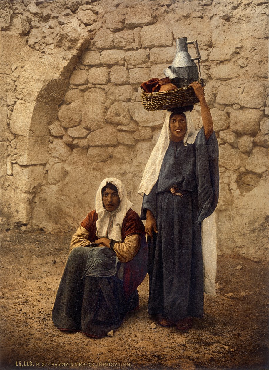 Arabiske kvinner som bærer melkeglass, Jerusalem, ca. 1880-1900 (fotokrom) av Swiss Photographer