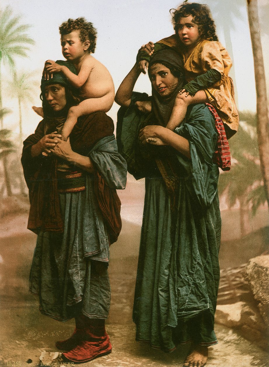 Beduinkvinner og barn fra Nord-Palestina med tatoverte ansikter, ca. 1880-1900 (fotokrom) av Swiss Photographer