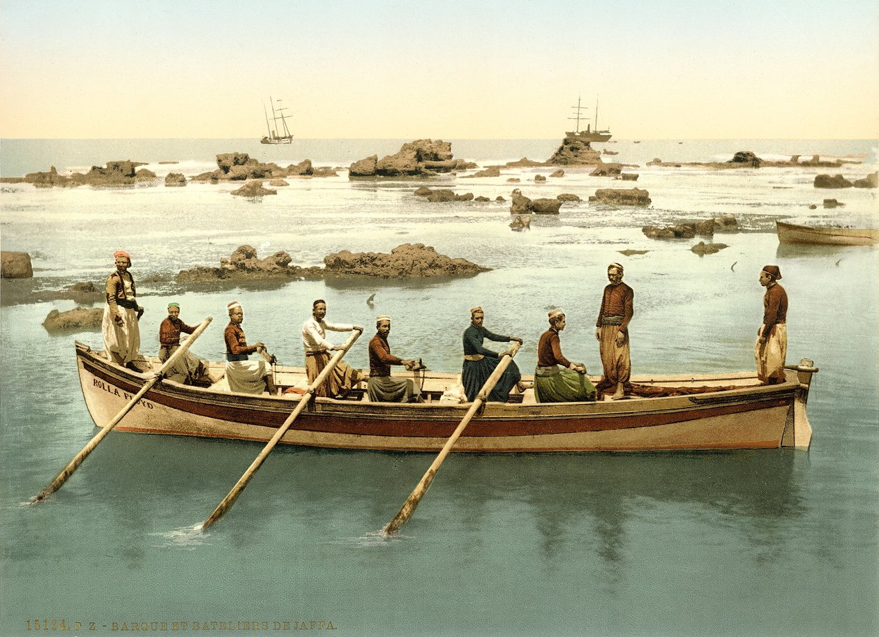 Båt med folk som ror i havnen i Jaffa, ca. 1880-1900 (fotokrom) av Swiss Photographer