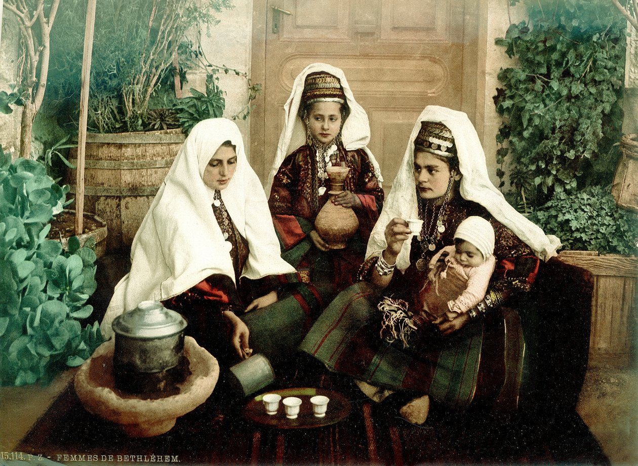 Gruppe arabiske kvinner fra Betlehem som drikker kaffe, ca. 1880-1900 (fotokrom) av Swiss Photographer