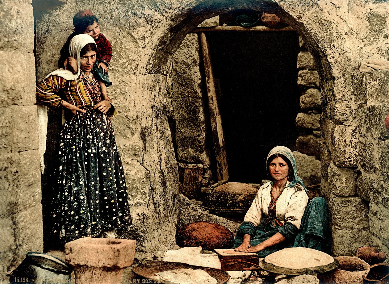 Libanesiske kvinner baker brød foran huset deres, ca. 1880-1900 (fotokrom) av Swiss Photographer