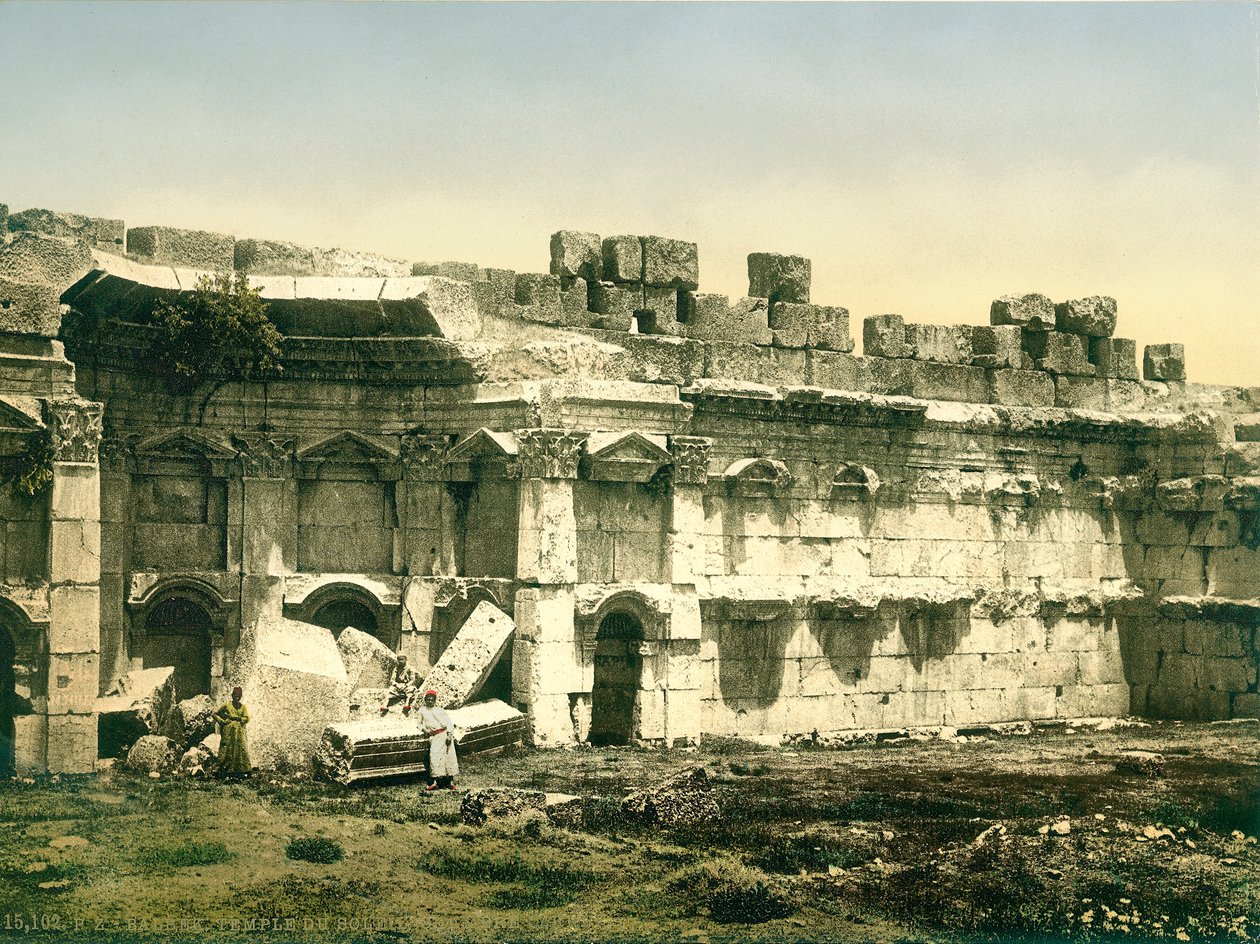En del av innhegningen til Jupiter-tempelet, Baalbek, ca. 1880-1900 (fotokrom) av Swiss Photographer