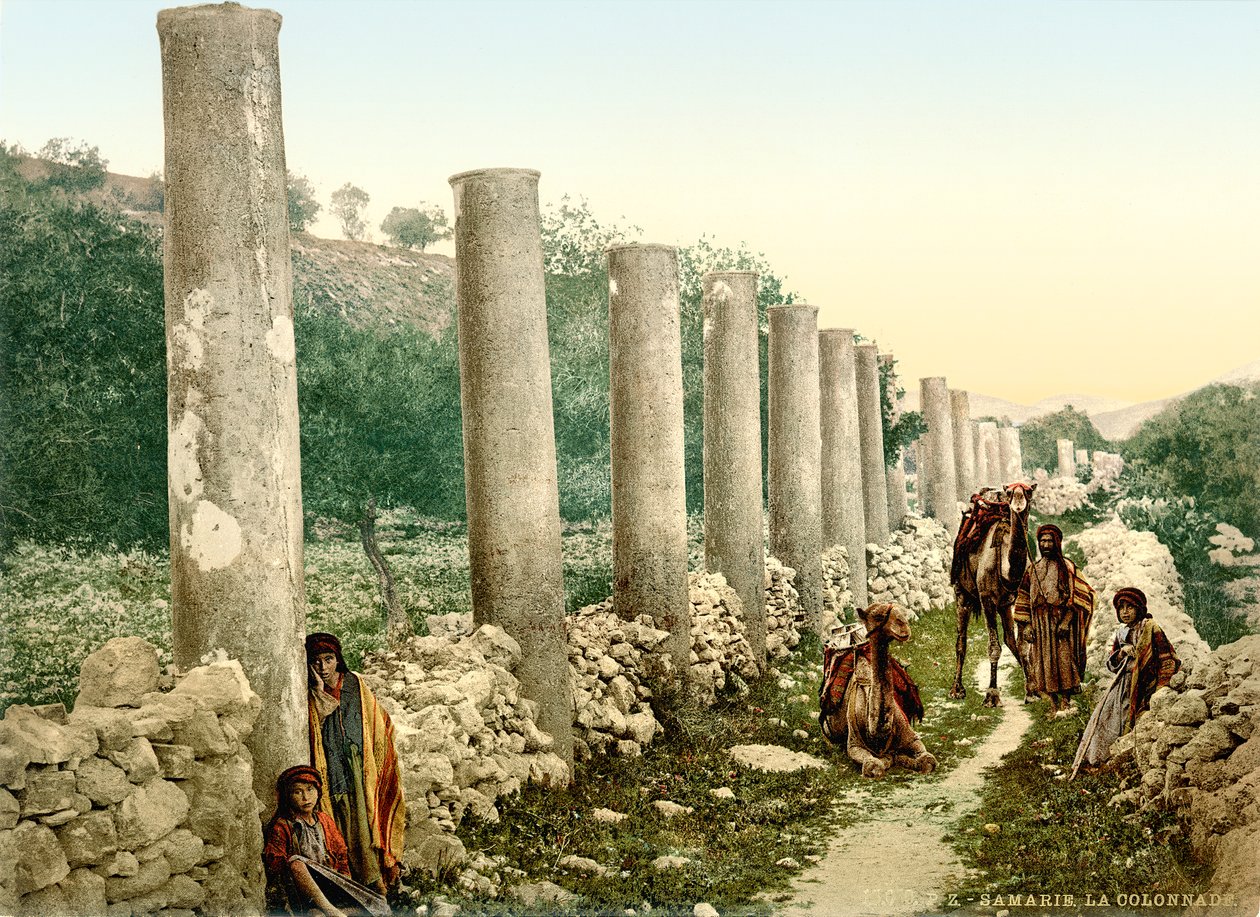 Romersk søylegate i Samaria, ca. 1880-1900 (fotokrom) av Swiss Photographer