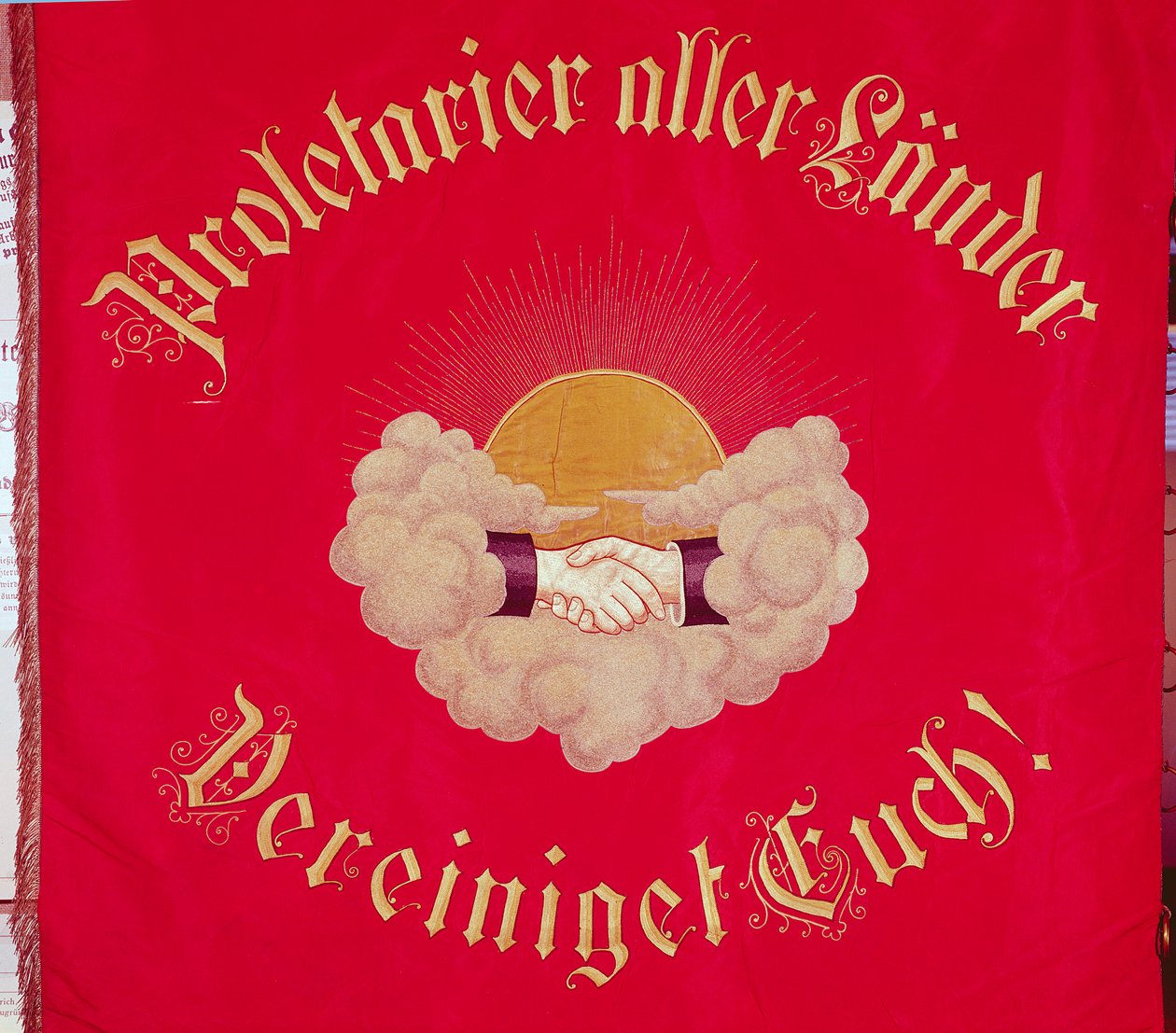 Proletarians of Every Country Unite, fagforeningsbanner (brodert tekstil) av Swiss School