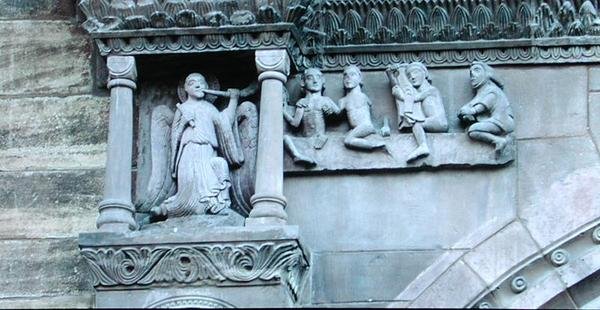 De døde forlater gravene sine mens en engel blåser i trompet, detalj fra St. Gallus-døren på den nordlige verandaen (stein) (detalj av 181706) av Swiss School