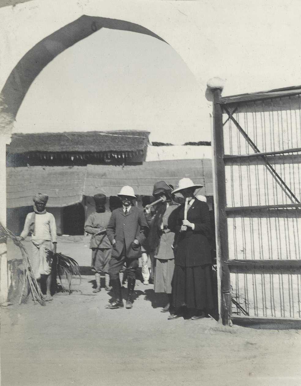 Major Gosling, Judy Smith og Lilah Wingfield røyker sukkerrør på en politistasjon nær Fatehpur Sikri, januar 1912 av Sylvia Brooke