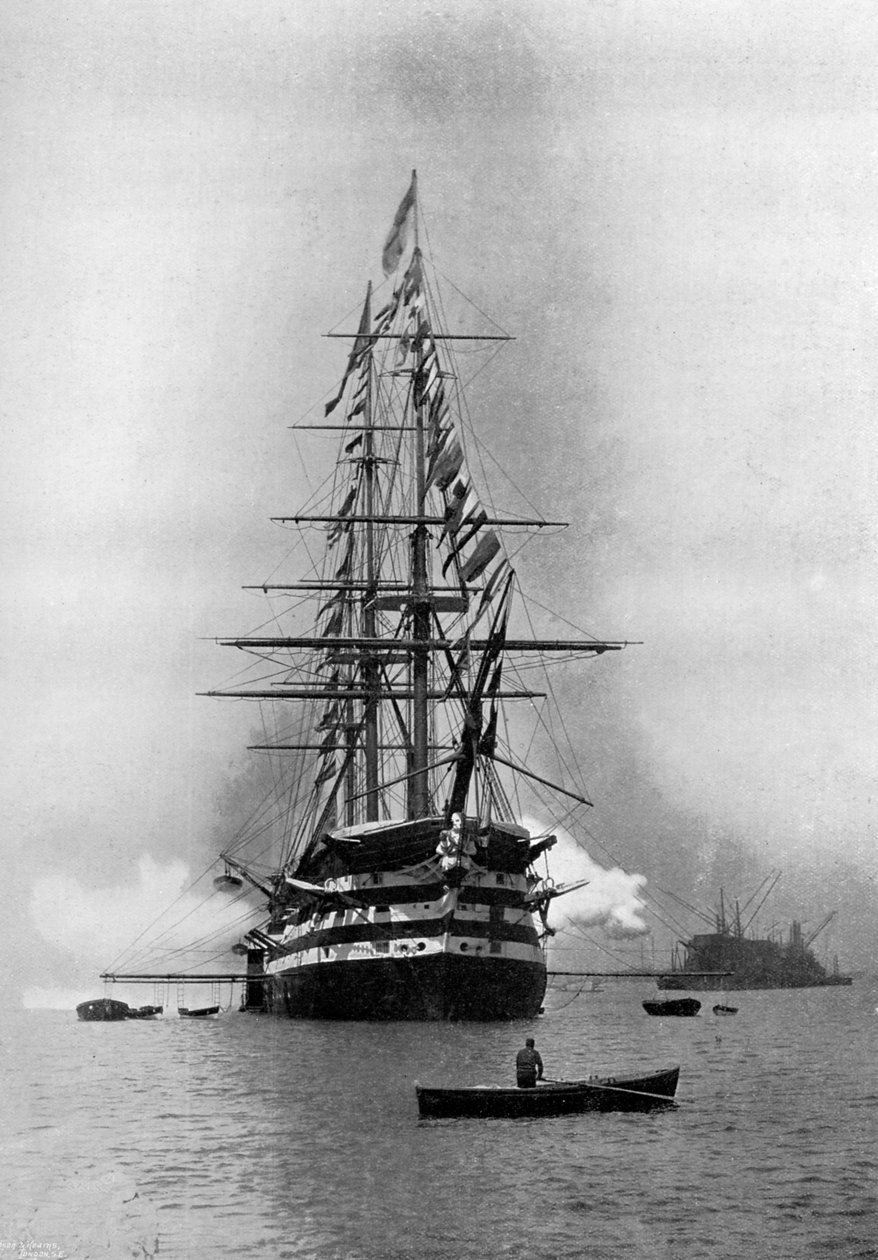 HMS Duke of Wellington avfyrte en Royal Salute som flaggskip i Portsmouth, Hampshire, 1896. av Symonds and Co