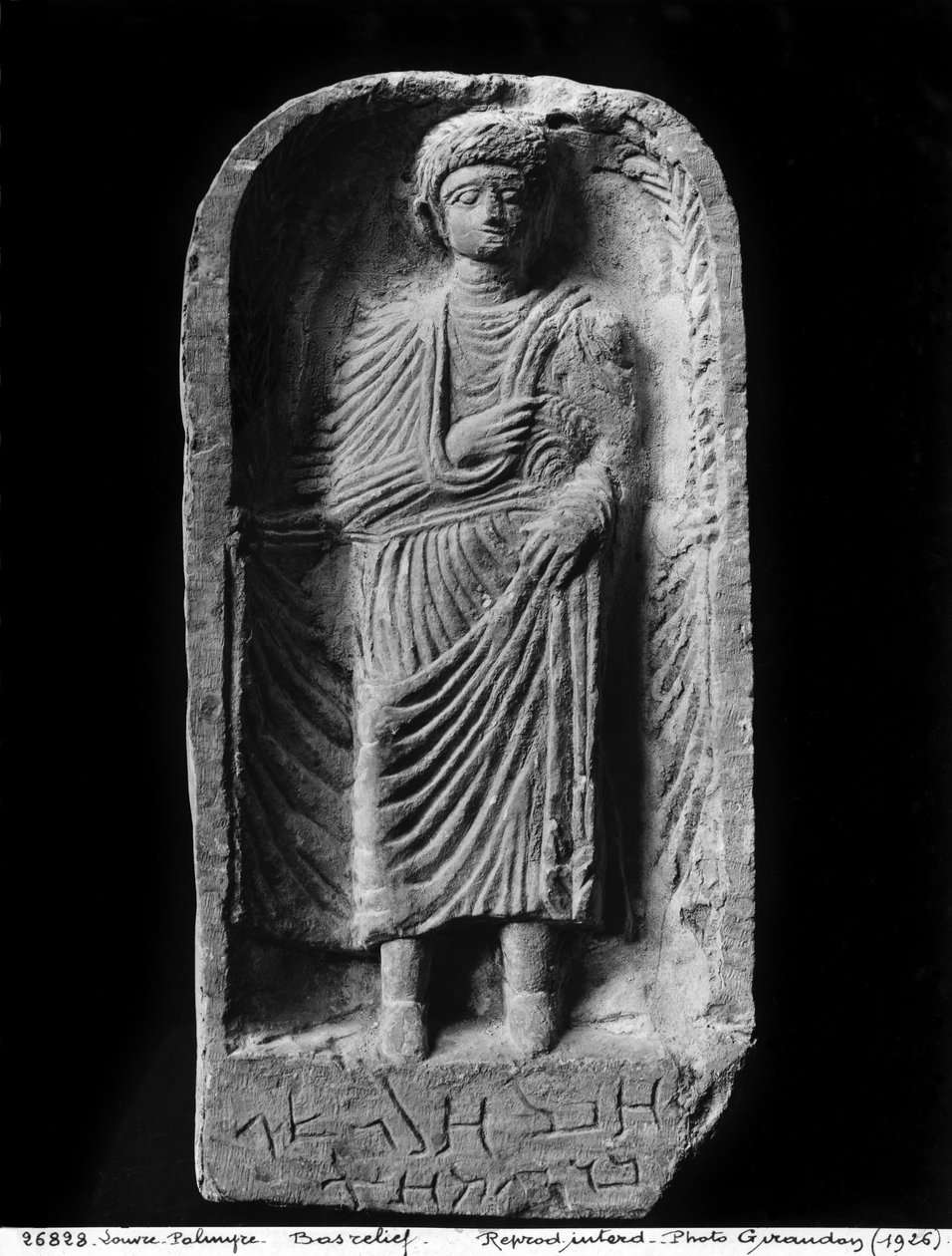 Begravelsesstela av en mann, oppdaget i Palmyra (ca. 50 e.Kr.) (kalkstein) av Syrian