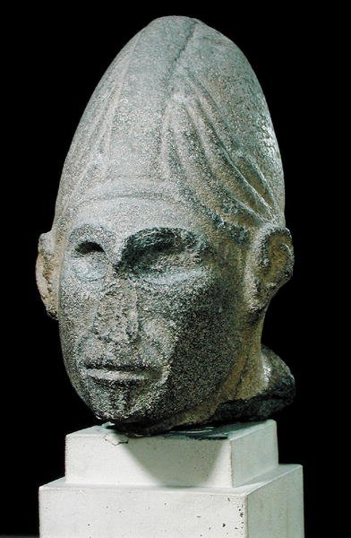 Hodet for en syrisk gud, fra Jabbil, Nord-Syria, ca. 1700-1600 f.Kr. (basalt) (se også 231225) av Syrian Syrian