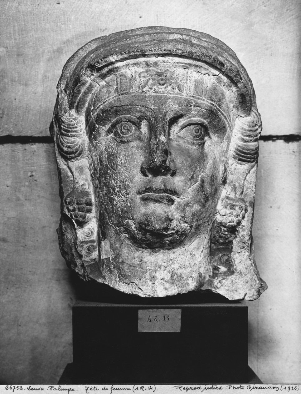 Hodet til en dame fra Palmyra, midten av det 2. århundre e.Kr. (rosa kritt) av Syrian