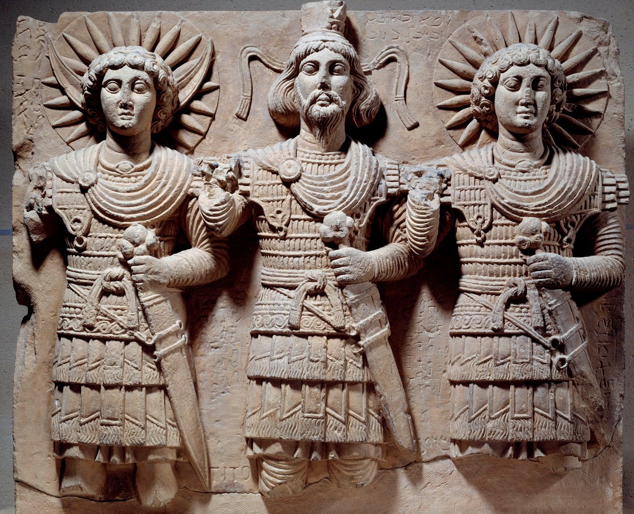 Palmyreisk triade: Baalshamin, himmelens mester mellom måneguden og solguden. Lavrelieff i kalkstein fra 1. århundre. Fra Palmyra, Syria. Søn 0,6x0,72 m Paris, musee du Louvre av Syrian