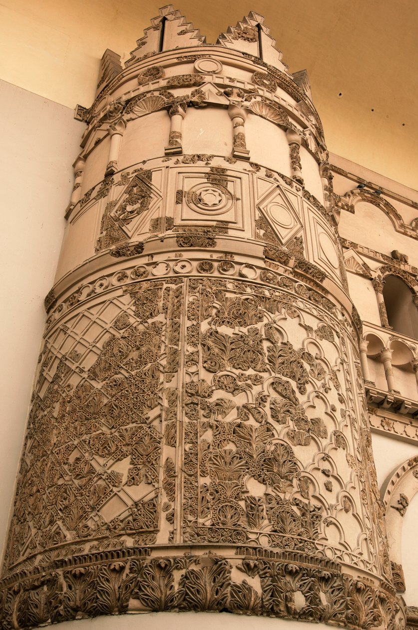 Inngangen til nasjonalmuseet, som inkluderer den monumentale porten til Qasr al-Hayr al-Gharbi, et av de mest kjente Umayyad-slottene, gamlebyen i Damaskus (Unescos verdensarvliste) av Syrian School