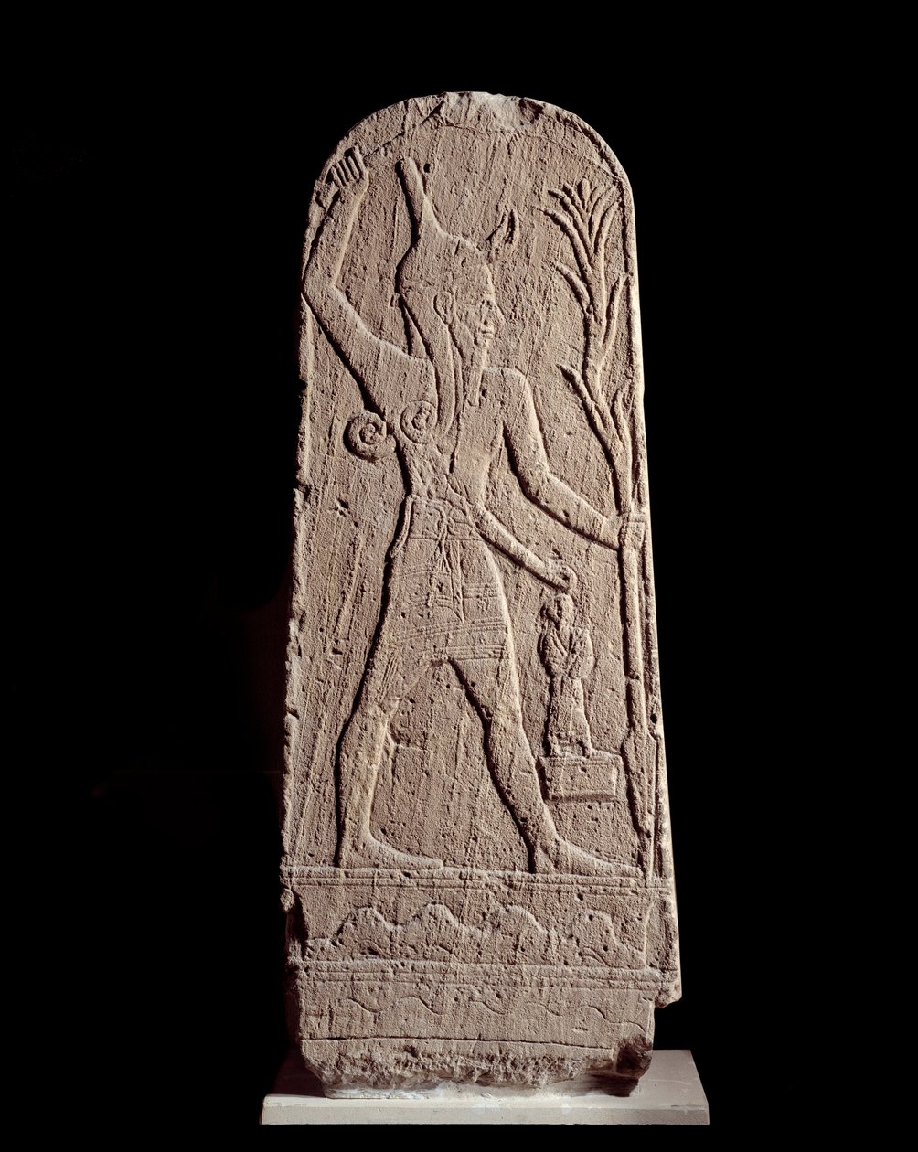 Orientalsk kunst: stele av guden Baal i lyn. (Gud kriger beskytter kongen) Skulptur fra det 15. århundre f.Kr., Syria. Paris, Musée du Louvre av Syrian Syrian