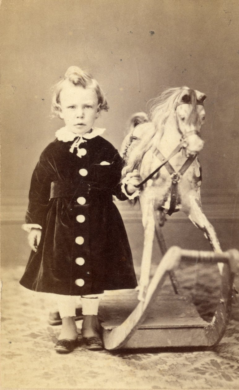 Ung jente som står ved en gyngehest, 1870-tallet (albumintrykk) av T. Duryea