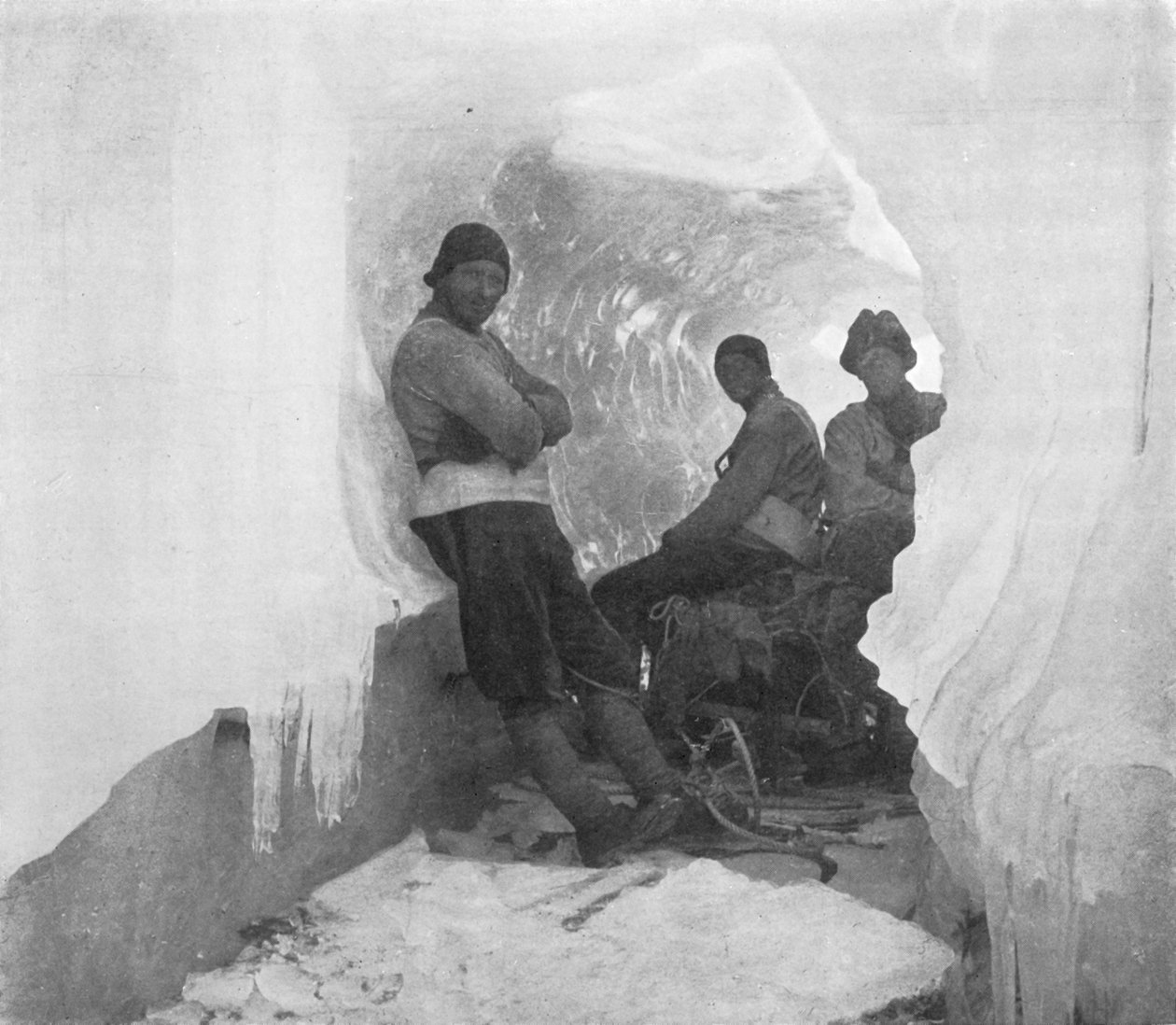 Det første vestlige partiet i en naturlig istunnel, c1911, 1913 av T. Griffith Taylor