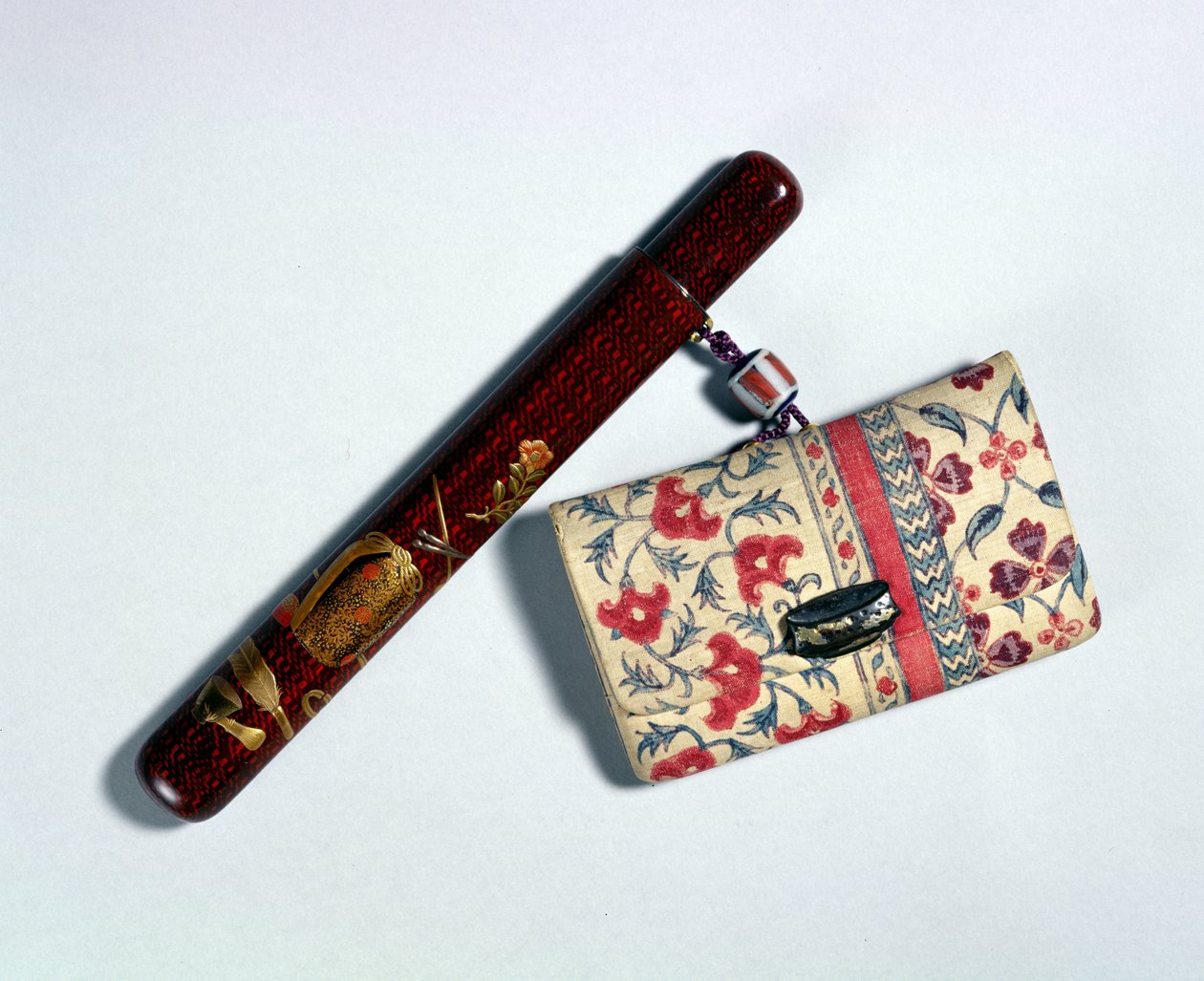 Tobakkspose og pipeholder, japansk, 1800-tallet av Taishin Ikeda