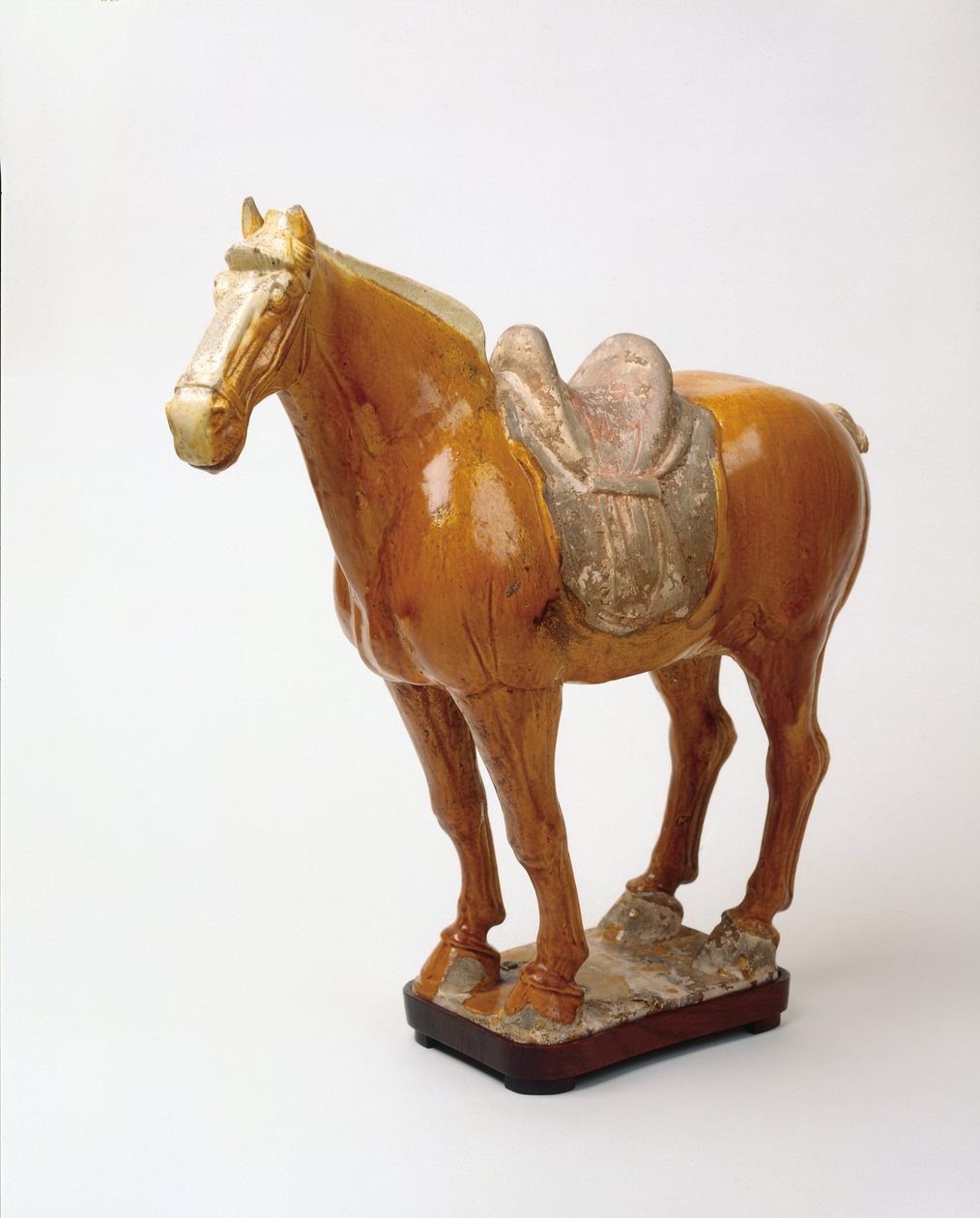 Hest med sal, Tang-dynastiet, 618-907 e.Kr. (støpt og skulpturert keramikk med blyfluxet gul glasur) av Tang Dynasty Chinese School