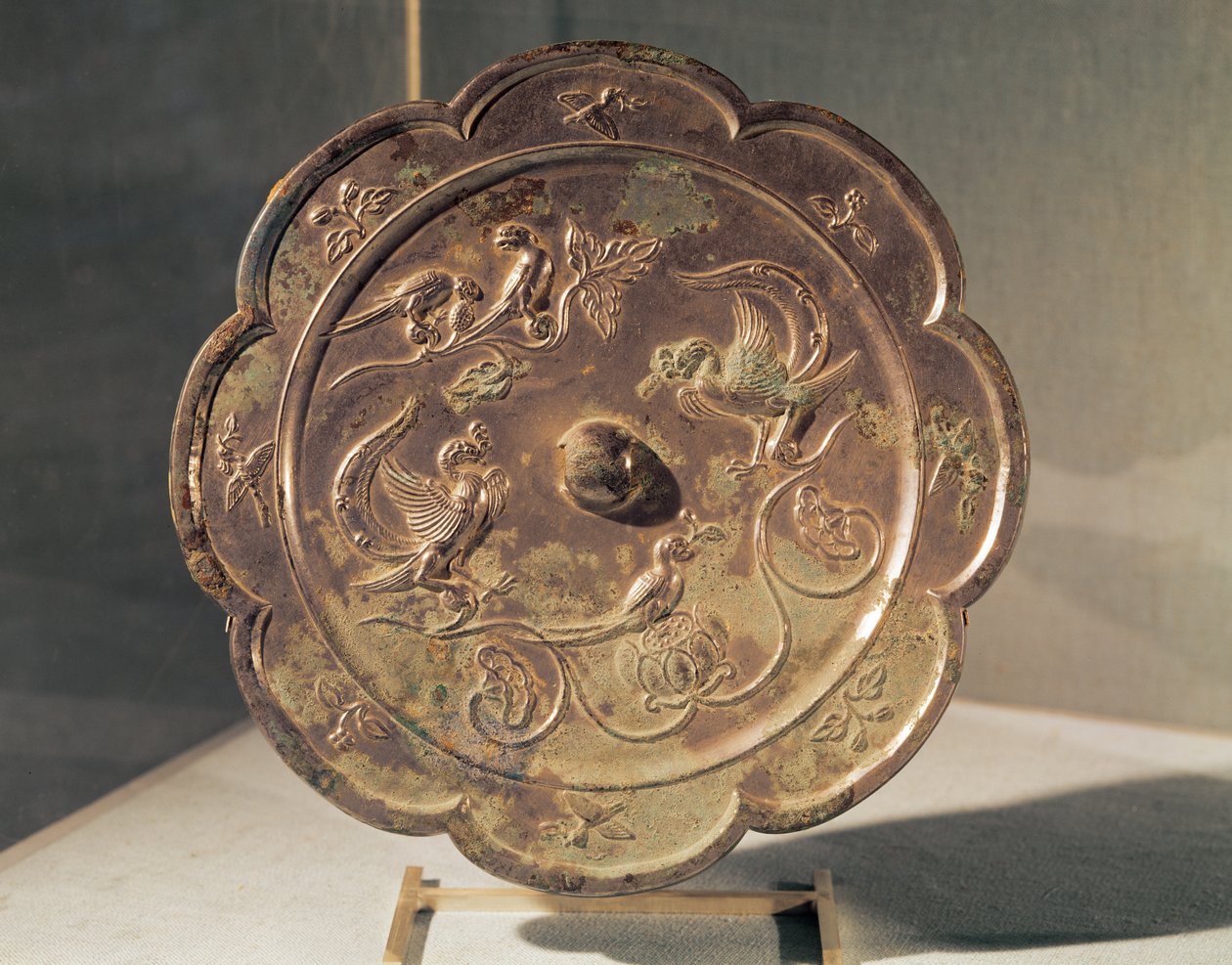Speil, dekorert med to Fenghuang (bronse) av Tang Dynasty Chinese School