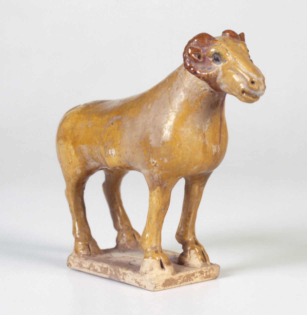 Gravfigur, ram, Tang-dynastiet, 618-907 e.Kr. (keramikk med blyfluxet gul glasur) av Tang Dynasty Chinese School