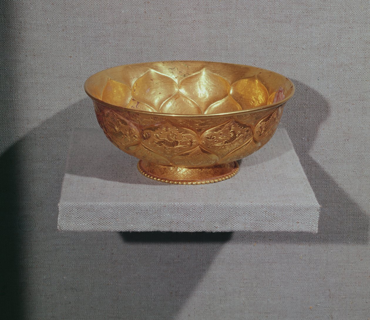 Skål dekorert med pregede lotusblader (gull) av Tang Dynasty Chinese School
