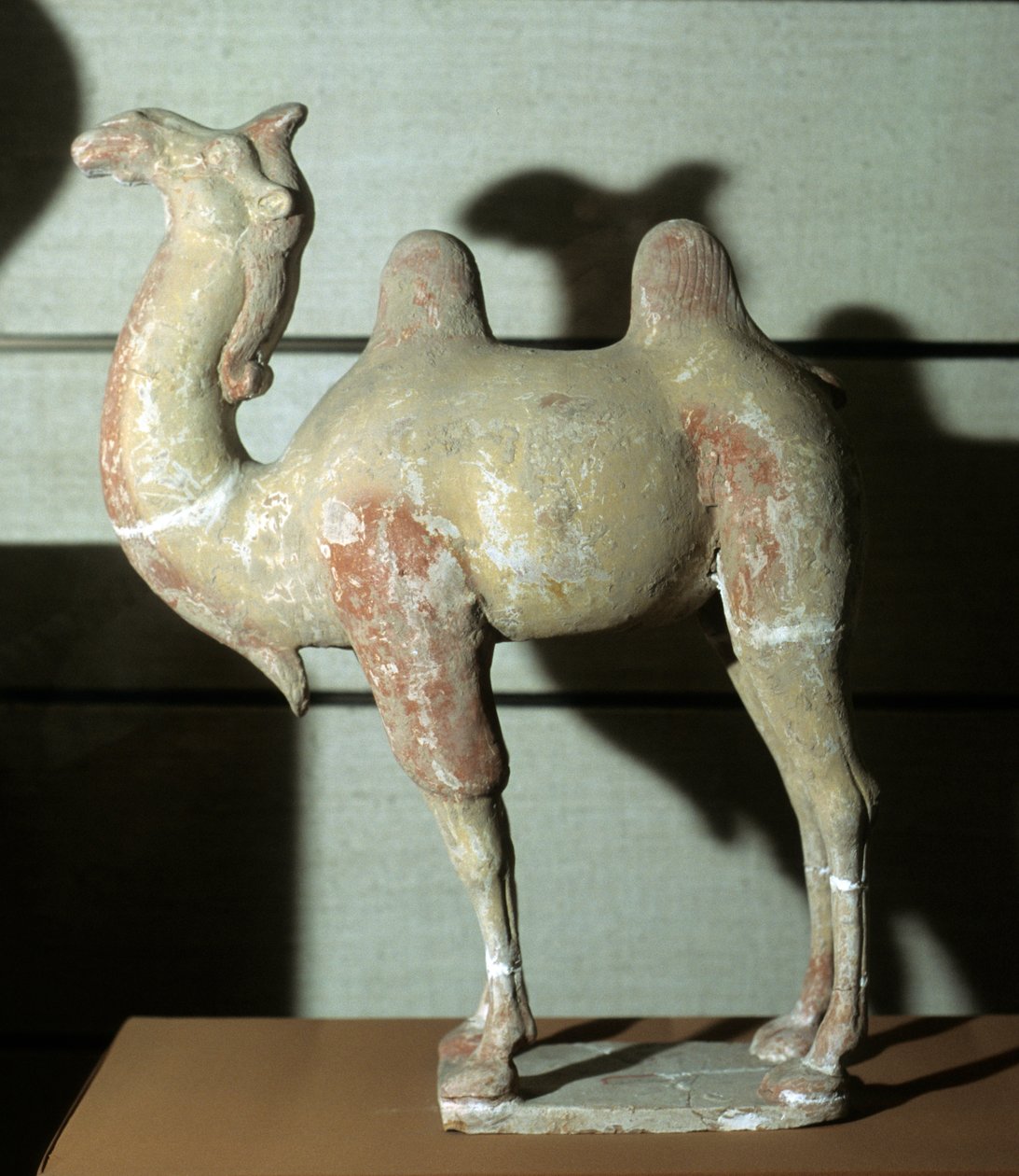 Fargerik kamel, begravelsesobjekt, 618-907 (terrakotta) av Tang Dynasty Chinese School