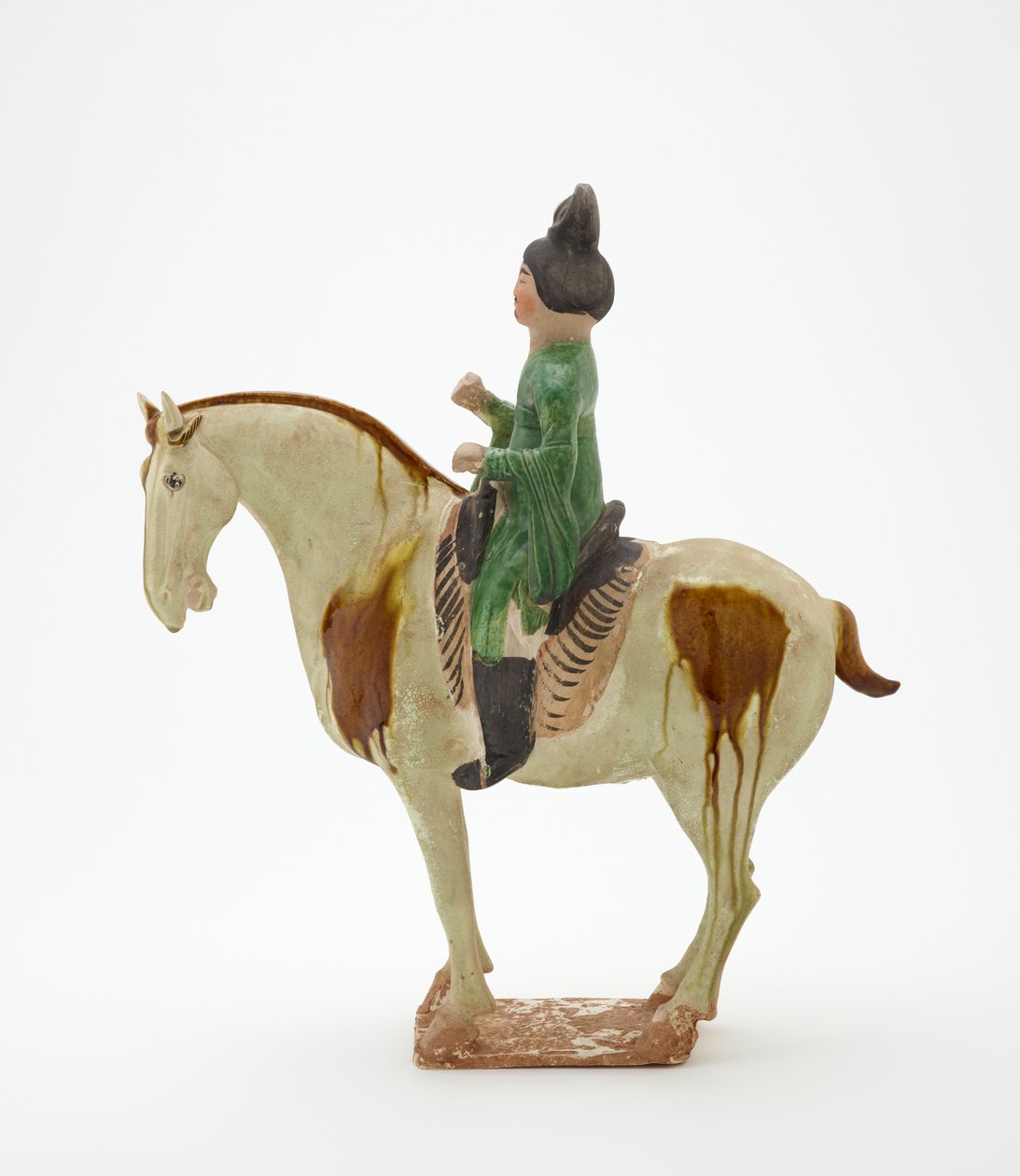 Mann på hesteryggen, Tang-dynastiet, ca. 700-750 (keramikk med bly-silikatglasur og malte detaljer) av Tang Dynasty Chinese School