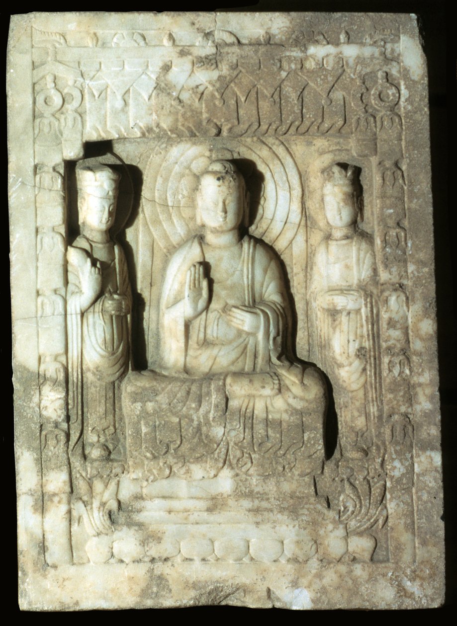 Stele som representerer Buddha omgitt av sine to ledsagere, 618-907 (kalkstein) av Tang Dynasty Chinese School
