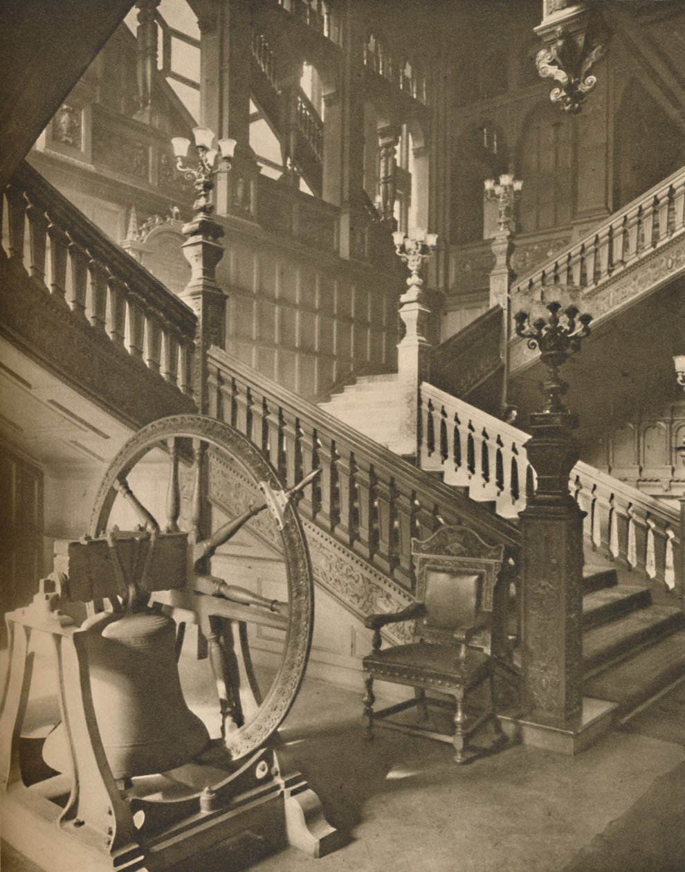 Storslått trapp til Grocers Hall og den store flamske klokken kalt Martin, c1935. av Taylor
