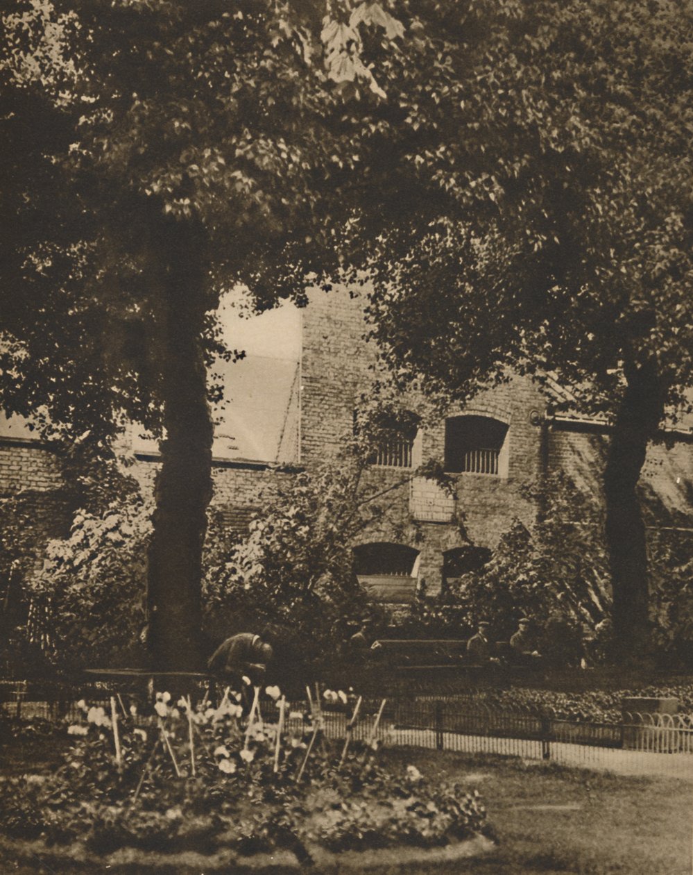 Stedet for Marshalsea-fengselet fra Churchyard of St. Georges, Southwark, c1935. av Taylor