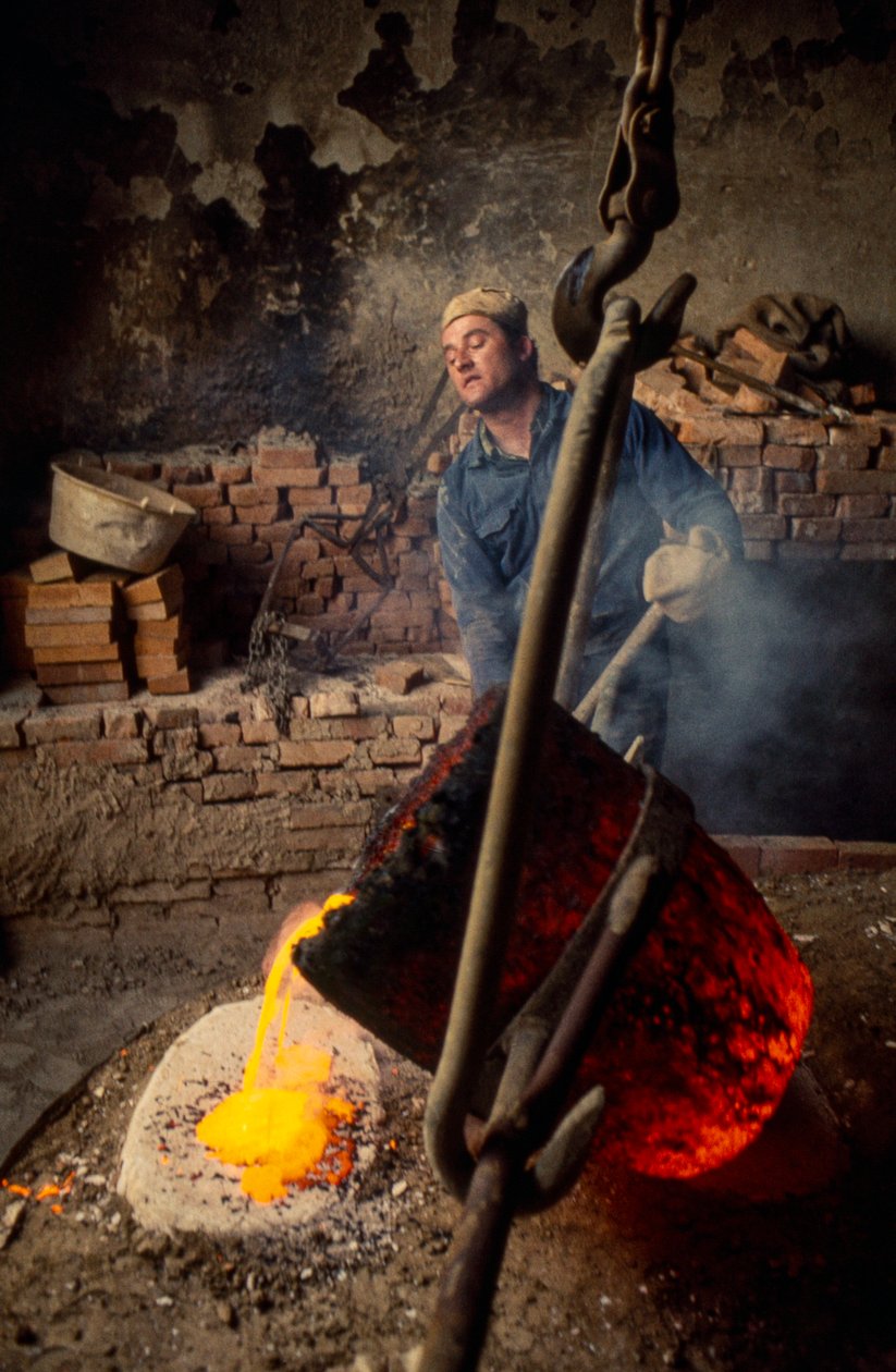 Støperiarbeider støper smeltet bronse, Firenze av Ted Spiegel
