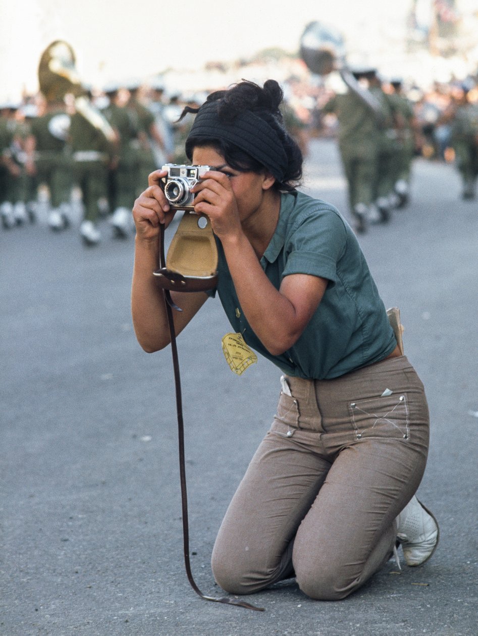 Israelsk kvinne tar bilde av en militærparade under påske i Jerusalem. av Ted Spiegel