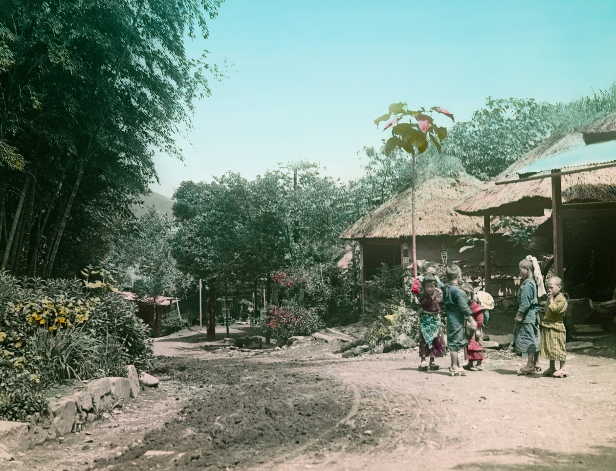 Barn som leker i gaten på veien til Miyanoshita ca. 1900–1915 (fotografi) av Teijiro Takagi