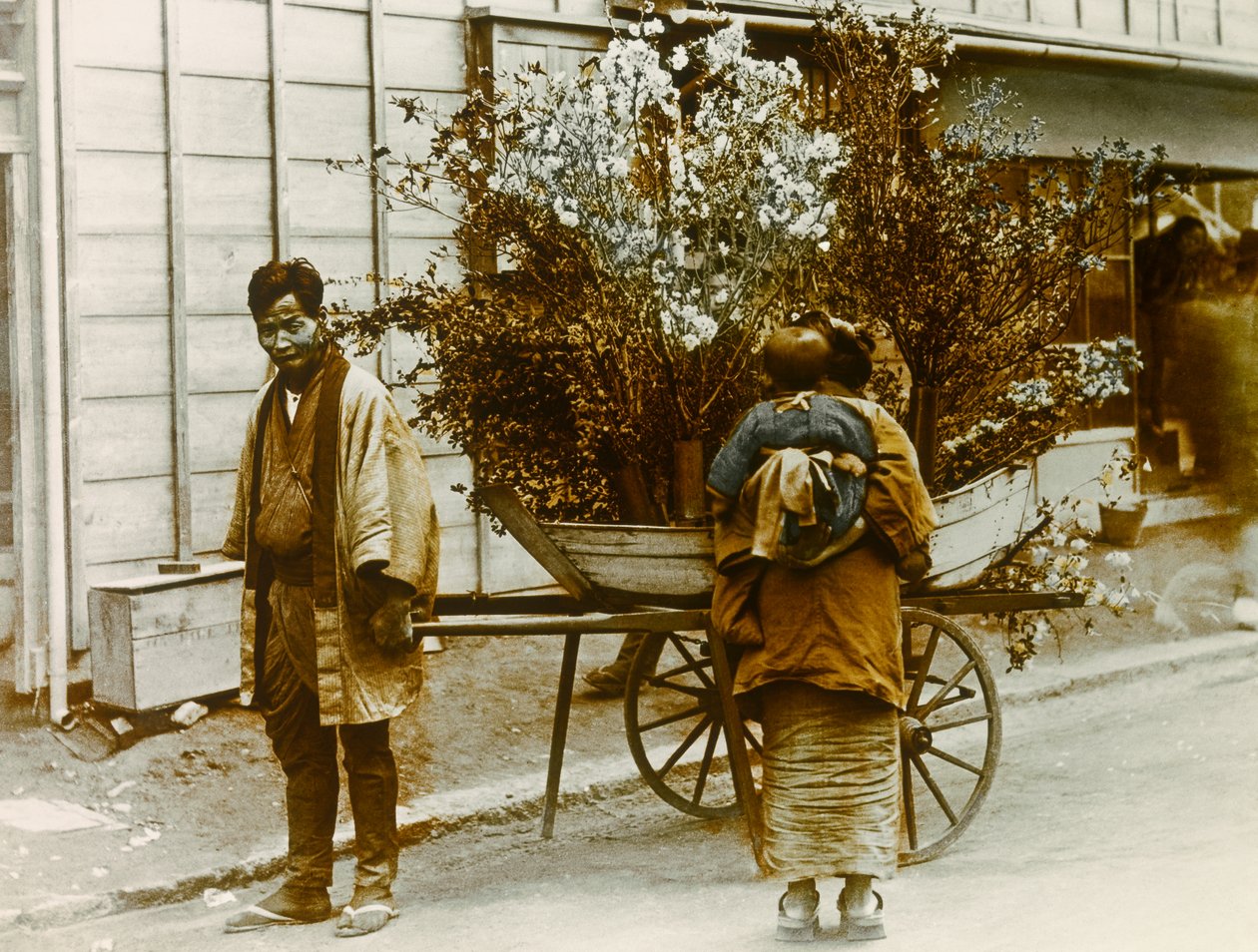 Omreisende blomsterselger i gatene i Tokyo, cirka 1900–1915 (fotografi) av Teijiro Takagi