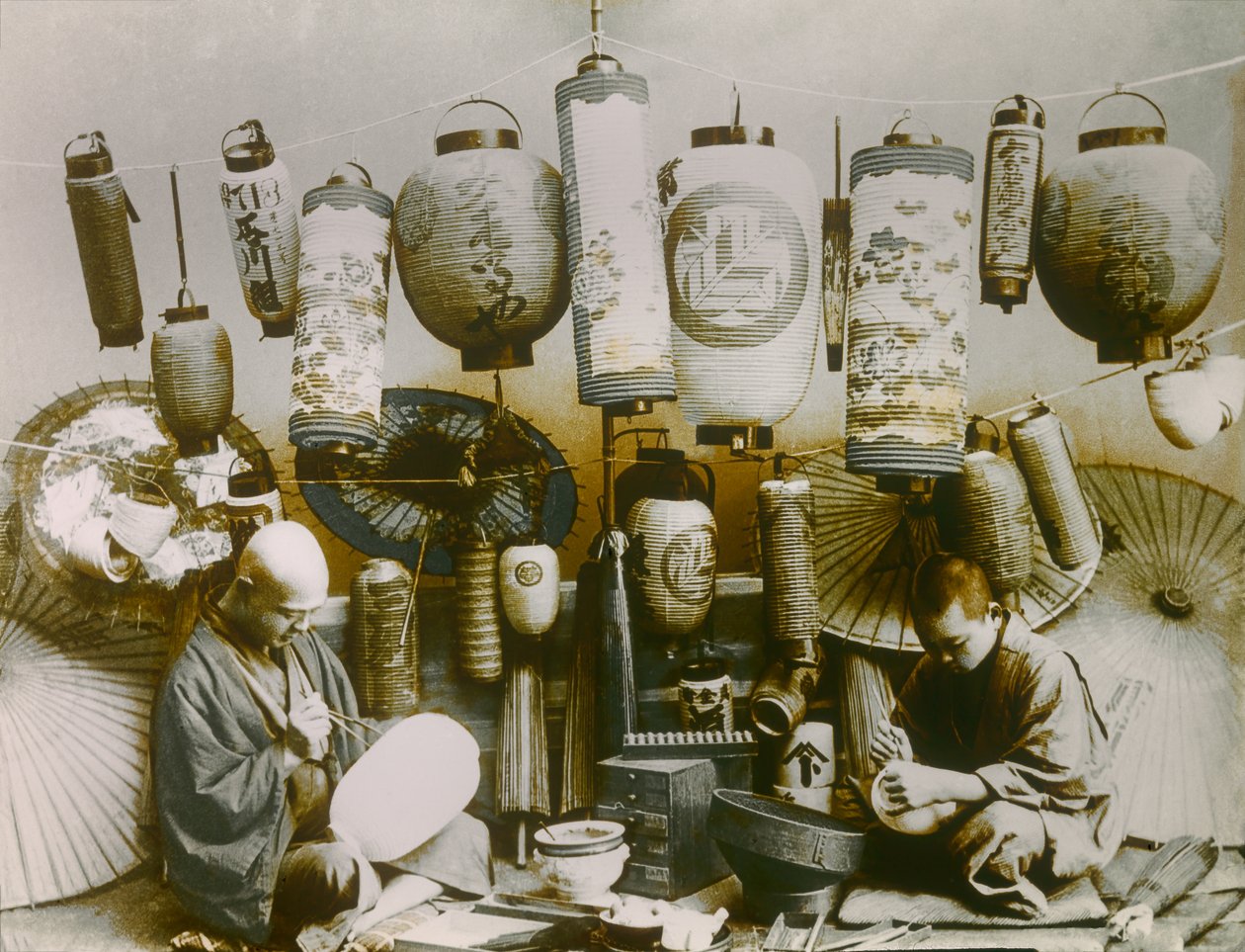 Portrett av japansk lykte- og parasollmaker, ca. 1900–1915 (fotografi) av Teijiro Takagi