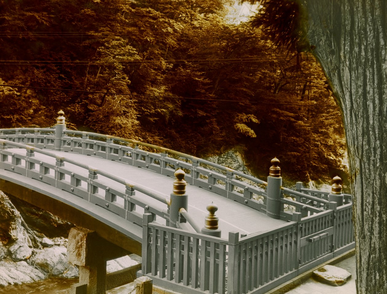 Shinkyo (den hellige broen) i byen Nikko, ca. 1900–1915 (fotografi) av Teijiro Takagi