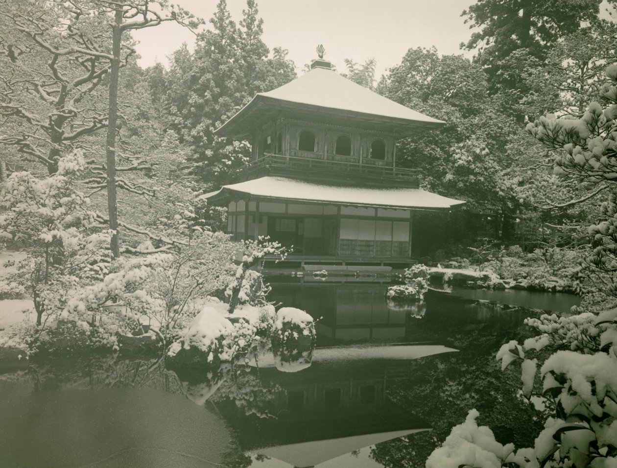 Utsikt over Ginkaku-ji under snøen i Kyoto, cirka 1900–1915 (fotografi) av Teijiro Takagi
