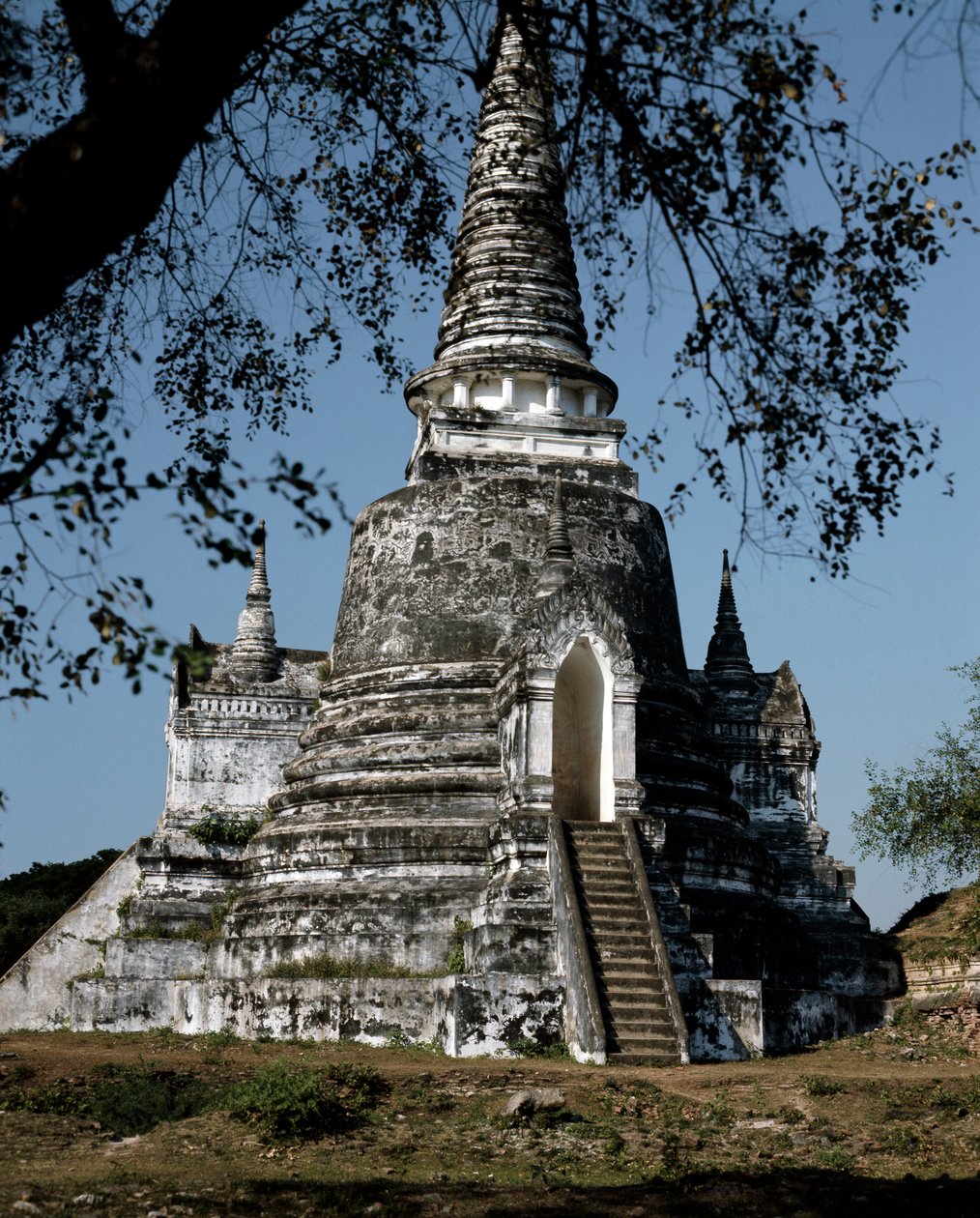 En stupa av det buddhistiske tempelet av Thai School