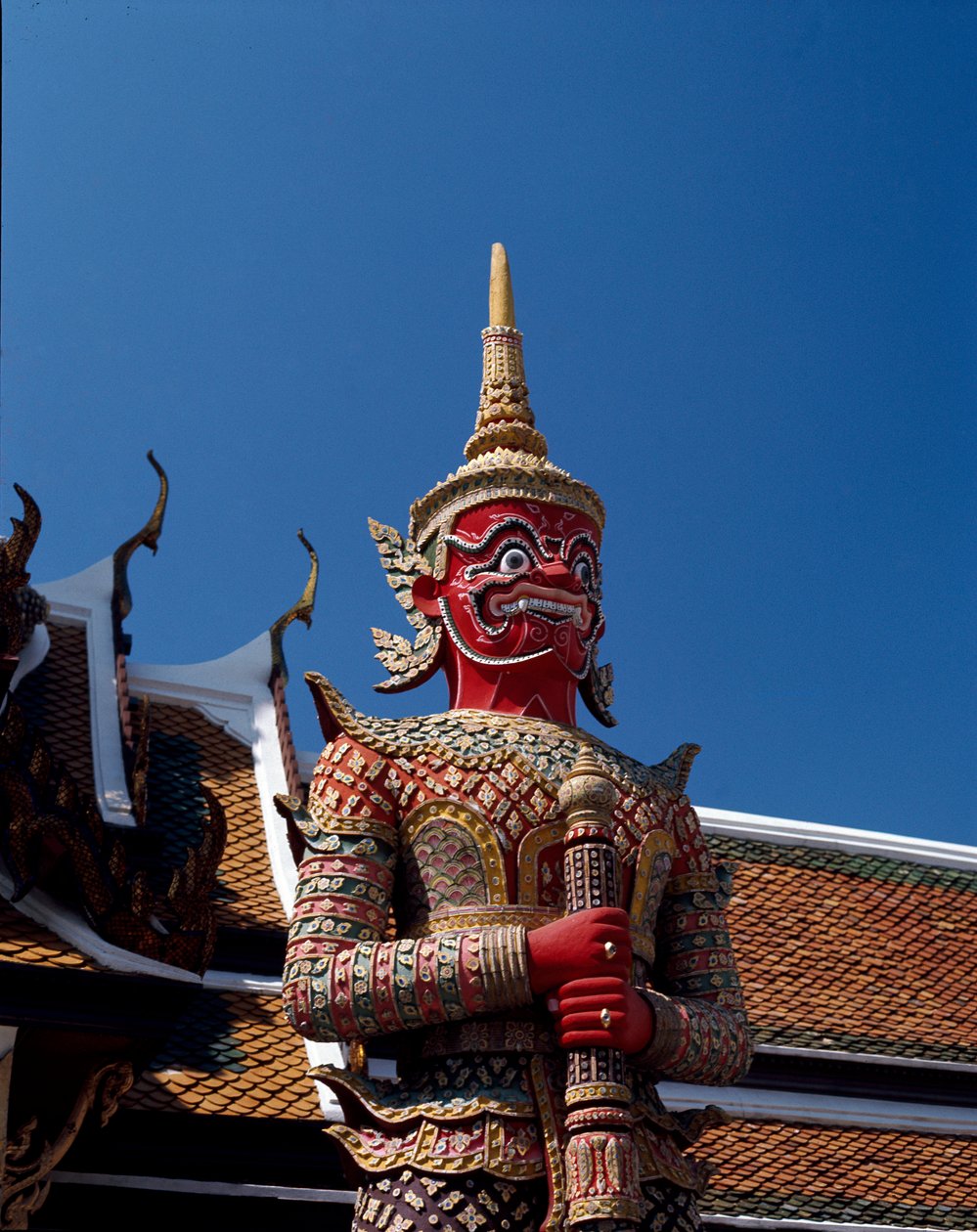 Detalj av en djevel som holder døren av Thai School
