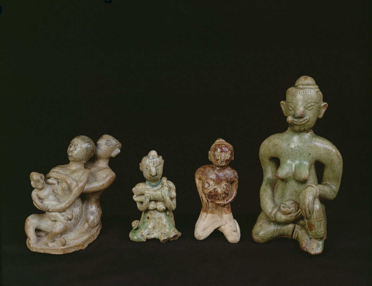 Figurer av en mor og et barn (terrakotta) av Thai School
