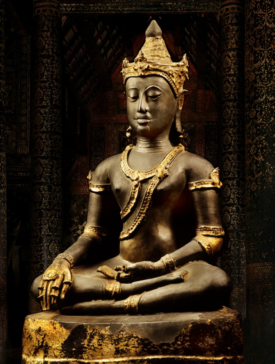 Lanna Buddha utsmykket med regalier av Thai School
