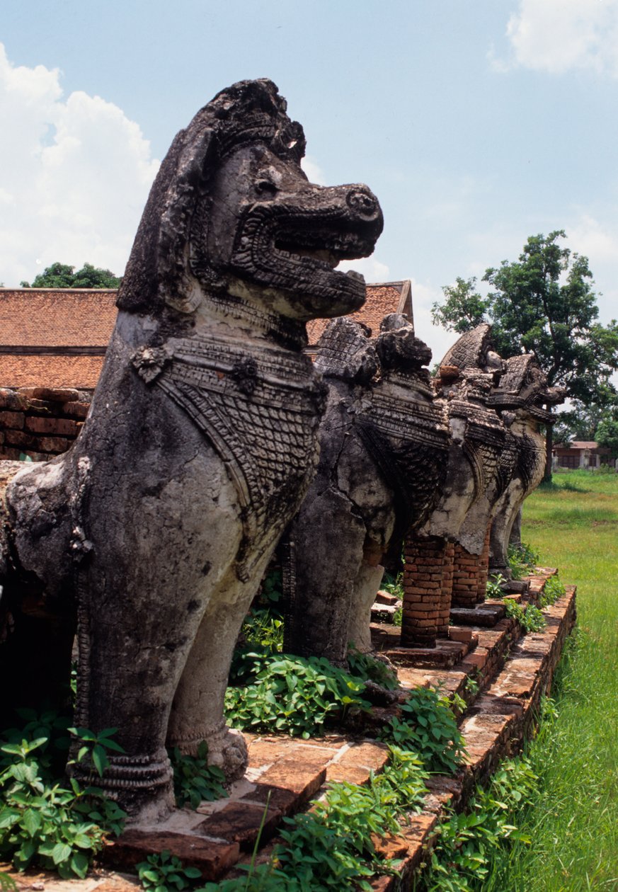 Løvelignende vokterfigurer i stein bygget rundt bunnen av stupaen av Thai School