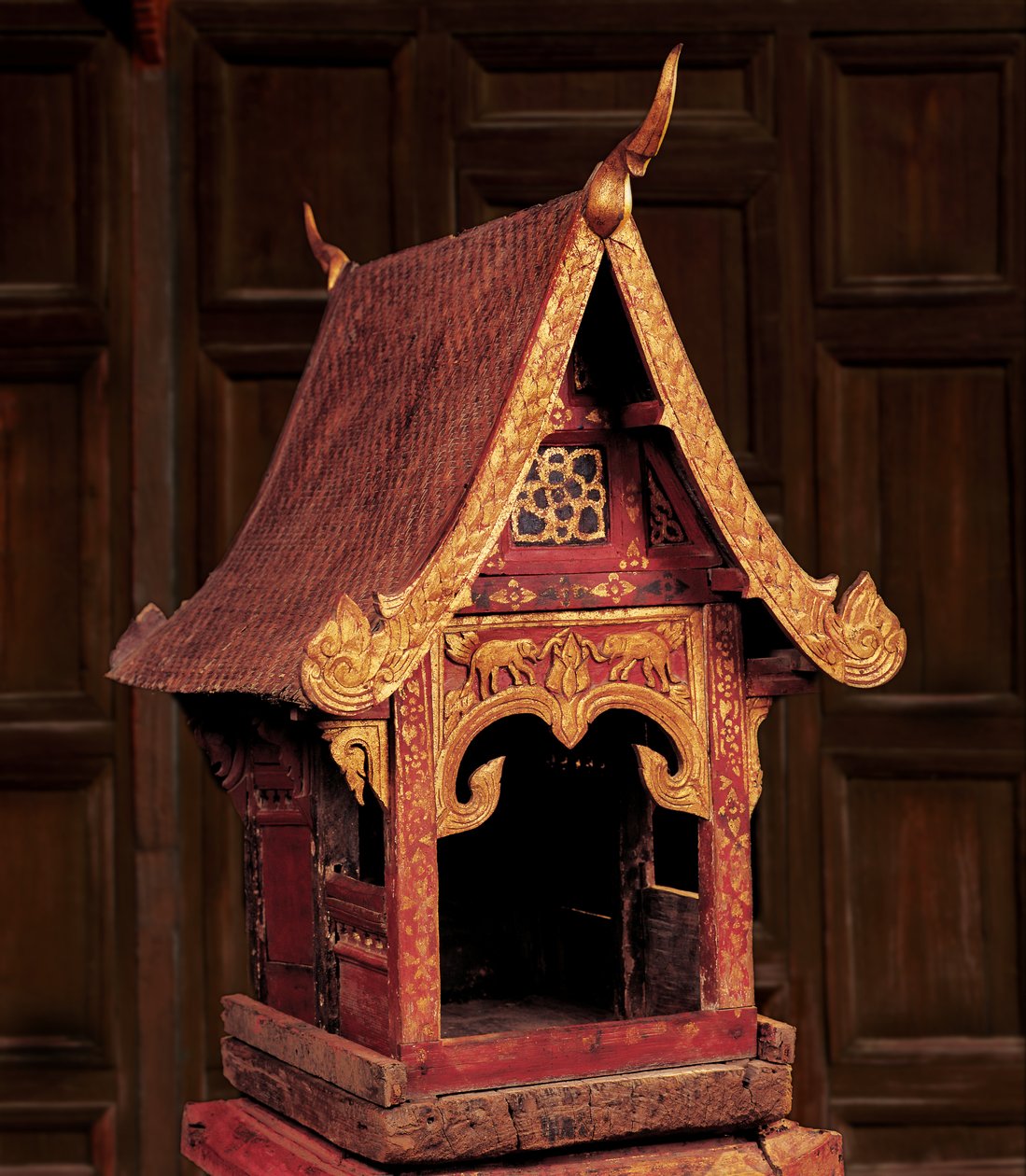 Modell av et Lanna-tempel (tre) av Thai School