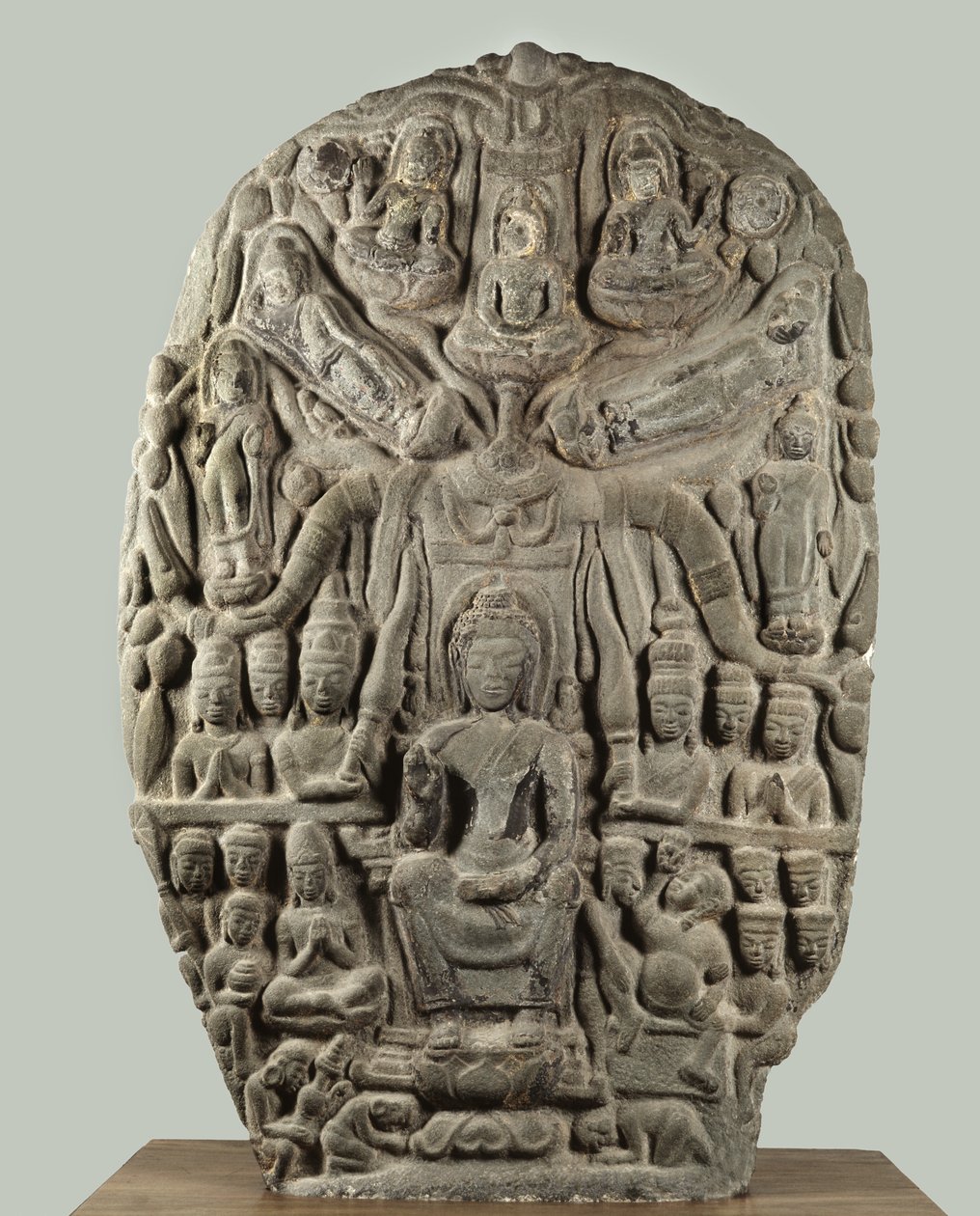 Stelae med Buddha og tilbedende guder, Davaravati-perioden av Thai School