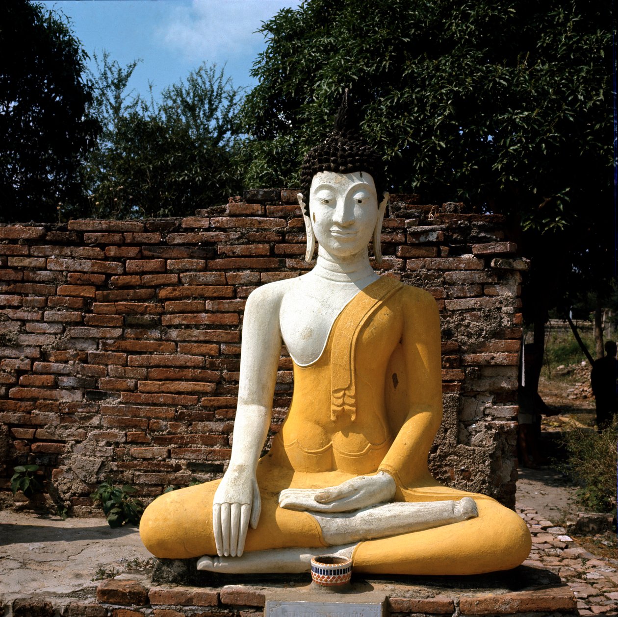 En statue av Buddha utenfor tempelet av Thai Thai
