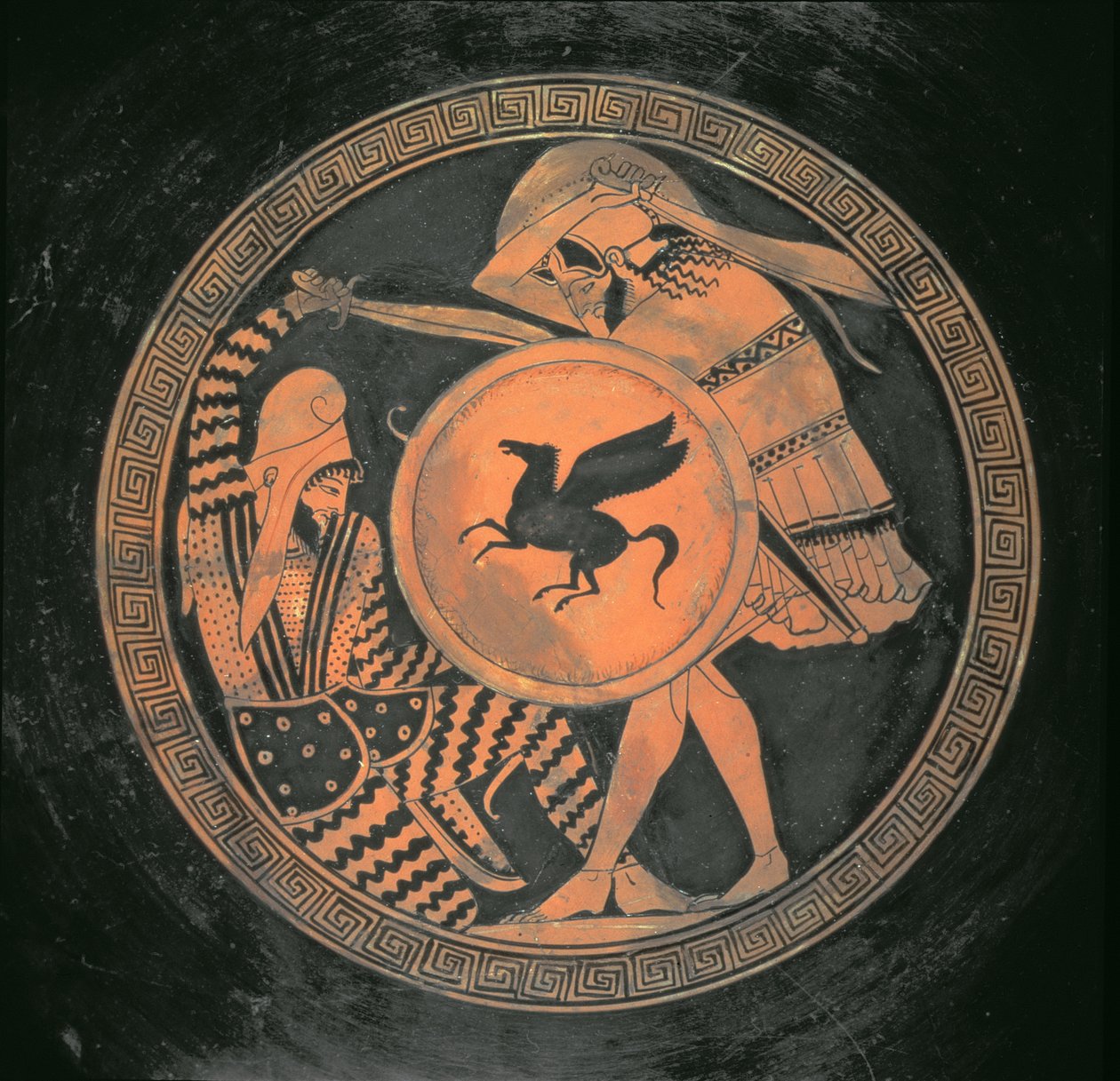 Rød figur Kylix, som illustrerer en kampscene mellom en hoplitt, som bærer et rundt skjold med Pegasus-motiv og et skjegget, tilbakelent persisk, loft, gresk, 460 f.Kr. (lertøy) av The Triptolemos Painter The Triptolemos Painter