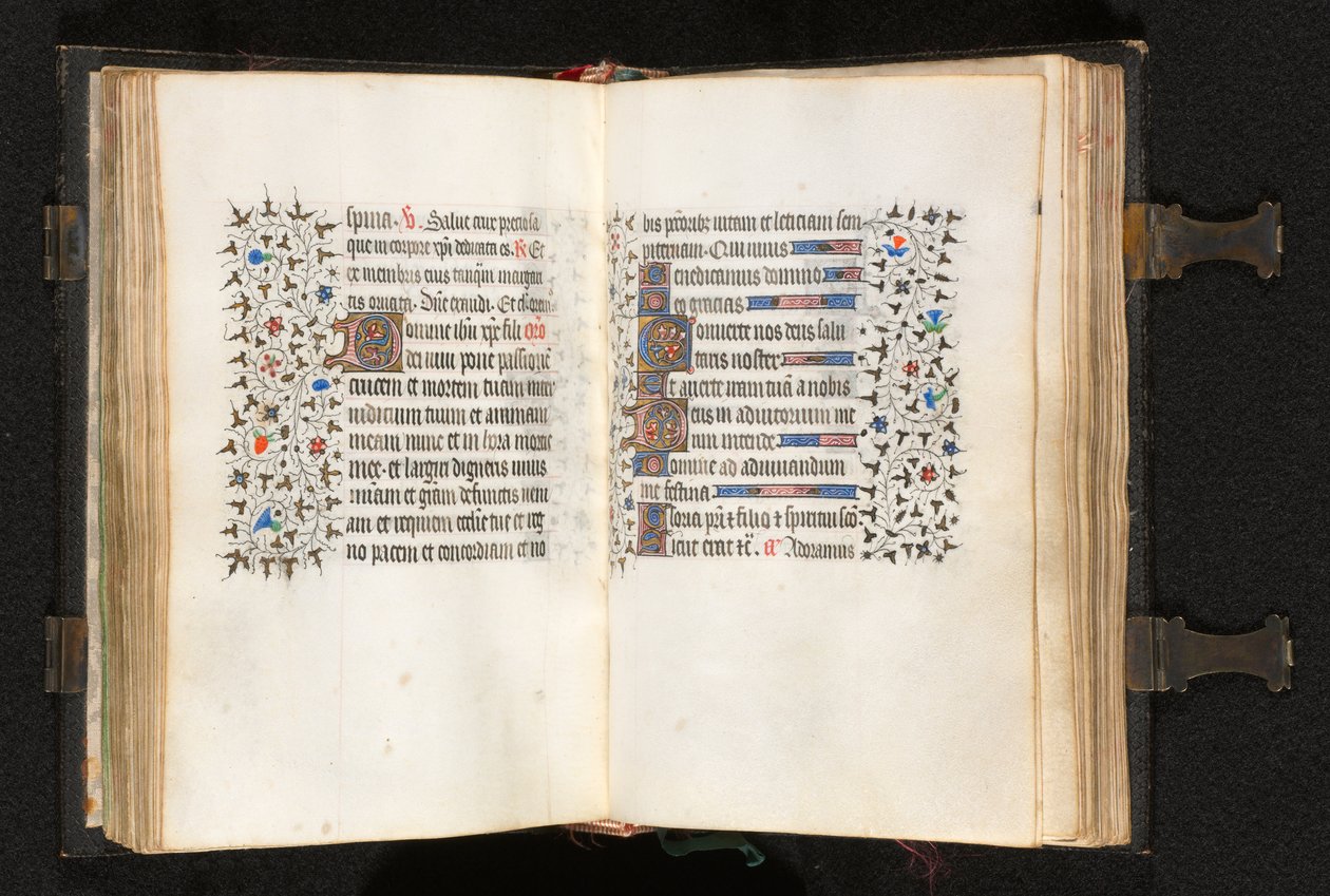 Timebok Bruk av Paris: Fol. 106r, flere initialer med dekorert kant, ca. 1420. av The Bedford Master
