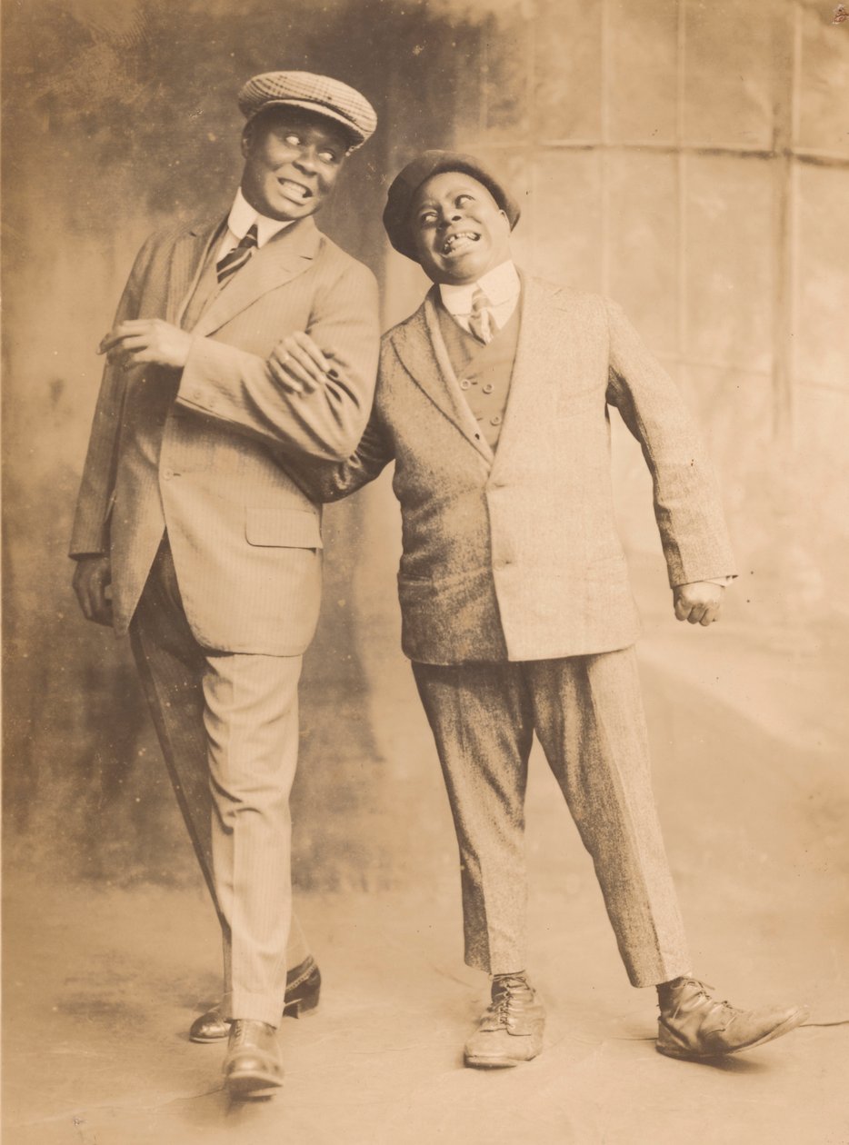 Fotografi av to menn som forbinder armene, 1910-1920-tallet. av The Bell Studio