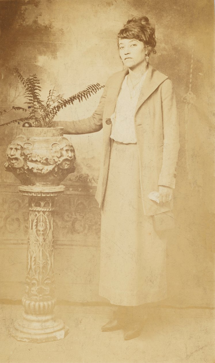 Fotografisk postkort av en kvinne, 1918-1930. av The Rex Photo Studio