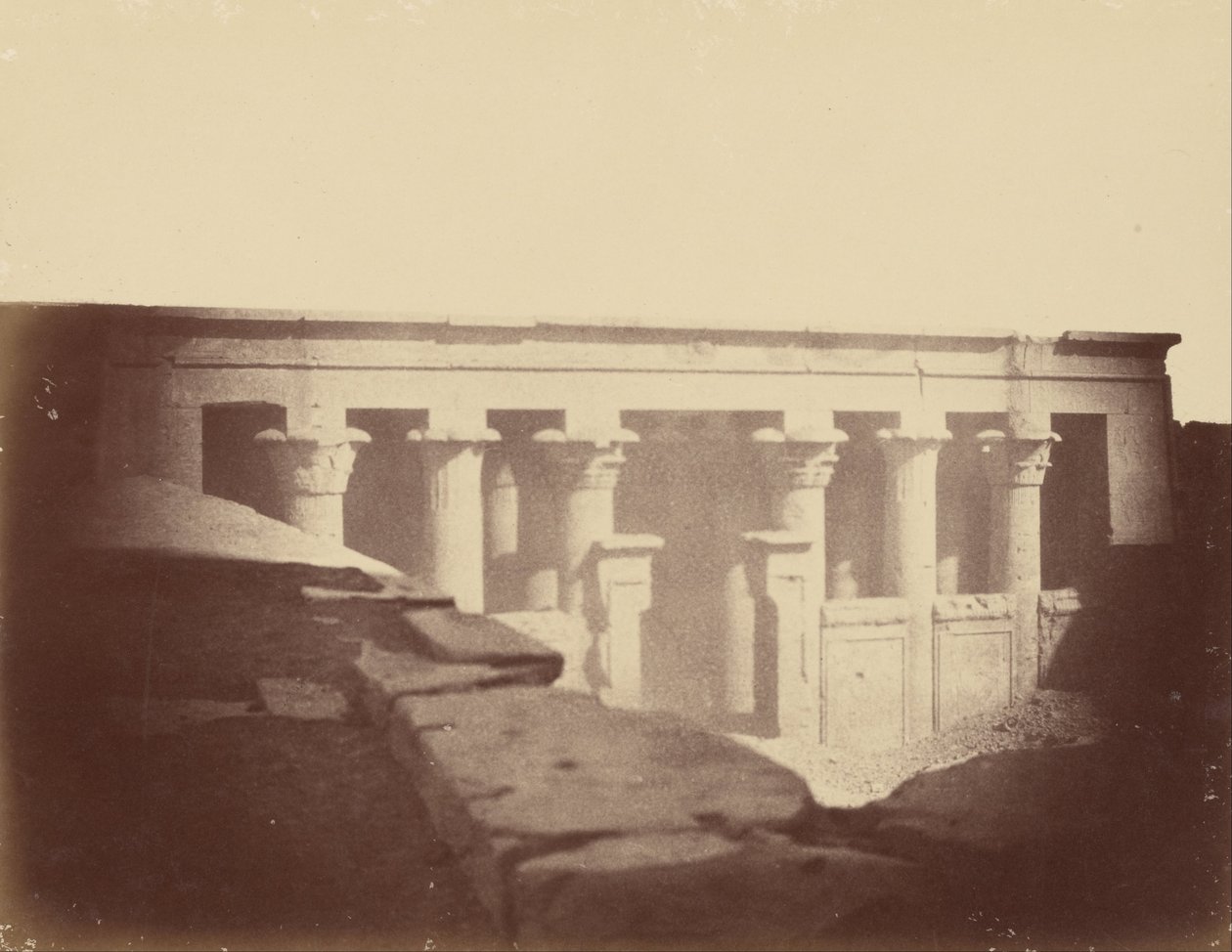 Sett forfra av hovedrommet i Edfu -tempelet av Théodule Devéria