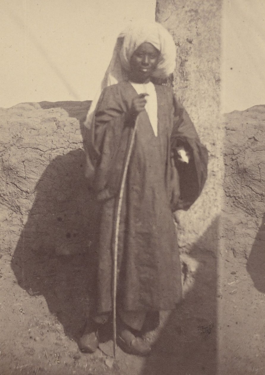 [Portrett av en ung nordafrikansk mann som står mot en søyle] av Théodule Devéria